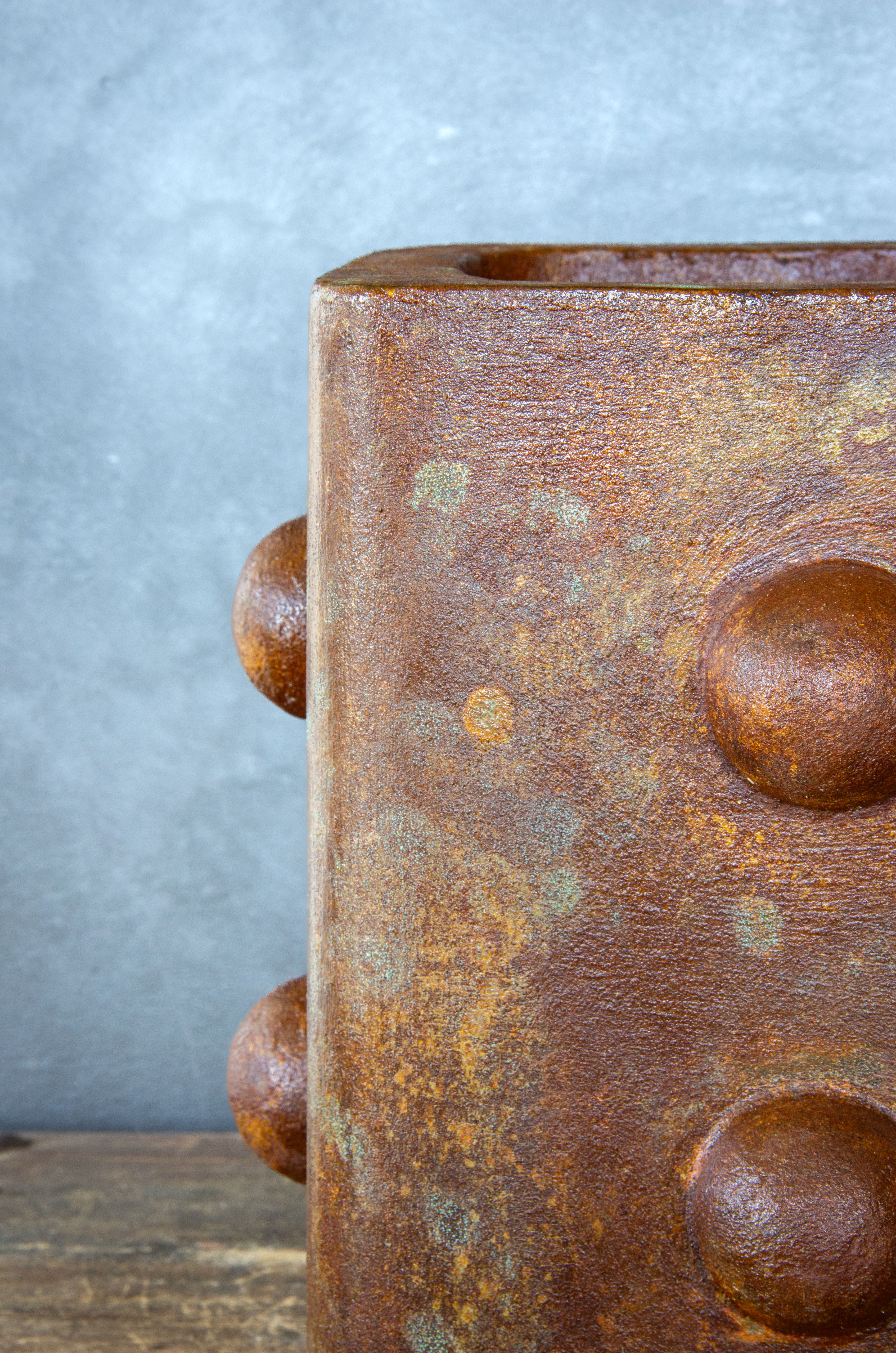 Rzeźbiarska osłonka z efektem kortenu i wypukłymi elementami 3D